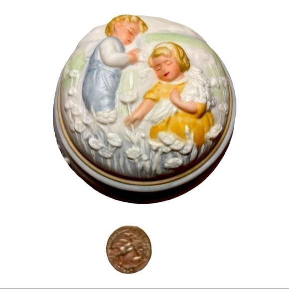 𝅺AVON vintage music box, released for Mother’s Day 1985, petite, nostalgic - Picture 6 of 7